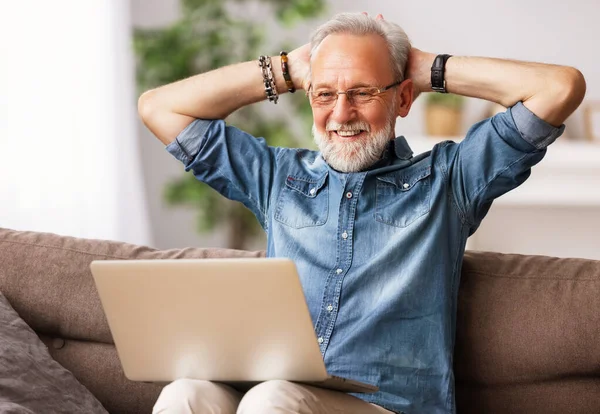 Optimistisch Bebaarde Oudere Man Ontspannen Bank Browsen Laptop Weekenddag Bij — Stockfoto