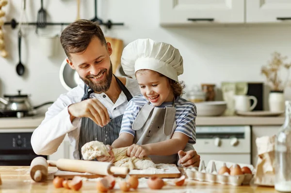 Glücklicher Junger Mann Mit Kleiner Tochter Kochmütze Knetet Teig Während — Stockfoto