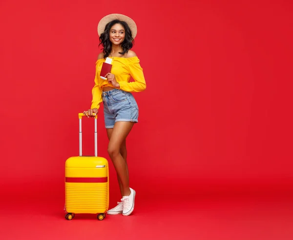 Cuerpo Completo Moda Mujer Étnica Con Pasaporte Boletos Sonriendo Para — Foto de Stock