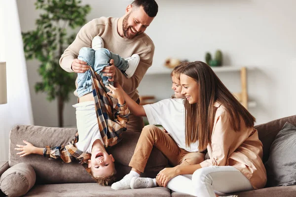 Mutlu Aile Anne Baba Çocuklar Evde Kanepede Eğleniyorlar — Stok fotoğraf