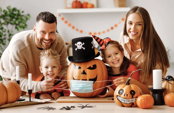 Família Alegre Faz Jack Lanterna Máscaras Médicas Uma Abóbora Decora — Fotografia de Stock