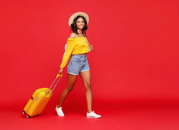 Volledige Lengte Gelukkig Etnische Vrouw Glimlachen Tijdens Het Lopen Tegen — Stockfoto