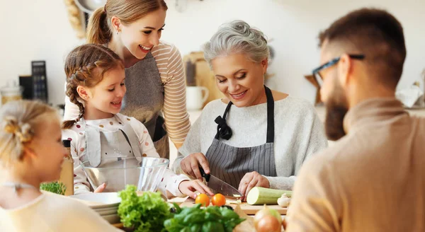 Веселая Дружелюбная Семья Собирается Кухонным Столом Готовит Здоровую Пищу Свежих — стоковое фото