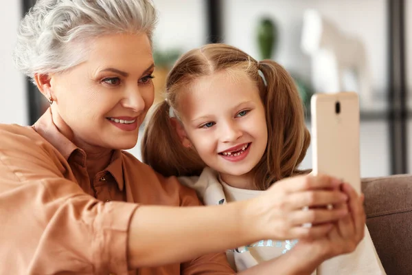 Lycklig Familj Mormor Ler Och Tar Selfie Med Glad Flicka — Stockfoto