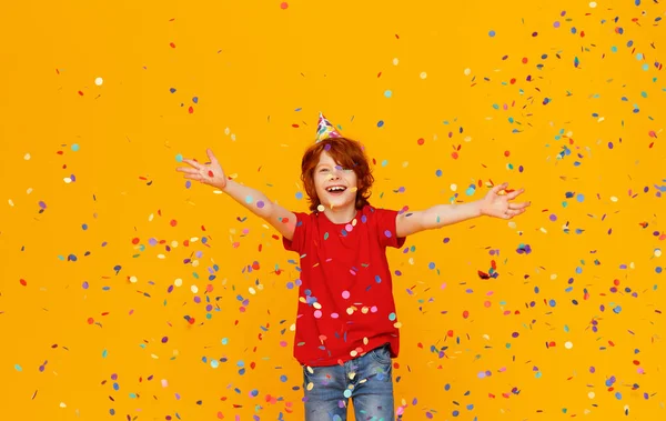 Buon Compleanno Zenzero Bambino Ragazzo Con Coriandoli Colore Giallo Backgroun — Foto Stock