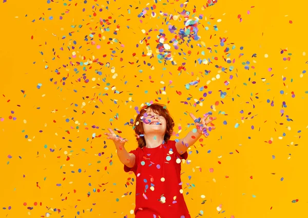 Feliz Aniversário Gengibre Criança Menino Com Confete Colorido Amarelo Backgroun — Fotografia de Stock