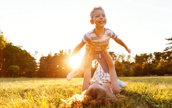 Família Feliz Mãe Deitada Grama Vomitando Pequeno Filho Alegre Natureza — Fotografia de Stock