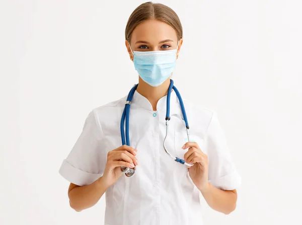코로나 바이러스 감염과 싸우고 예방하는 의사는 보호용 의료용 마스크를 — 스톡 사진