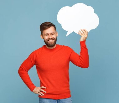 Mutlu sakallı adam gülümsüyor ve boş konuşma balonunu kafasının yakınında mavi gruba karşı tutuyor.