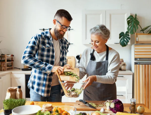 Glückliche Familie Positive Bärtige Mann Mit Fröhlichen Reifen Mutter Schneidet — Stockfoto