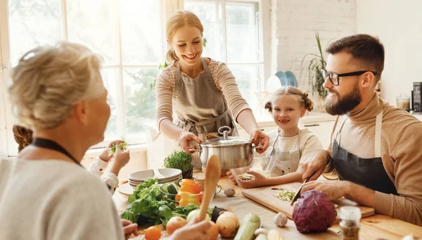 Позитивная Молодая Домохозяйка Маленькими Дочерьми Муж Бабушка Собираются Вокруг Кухонного — стоковое фото