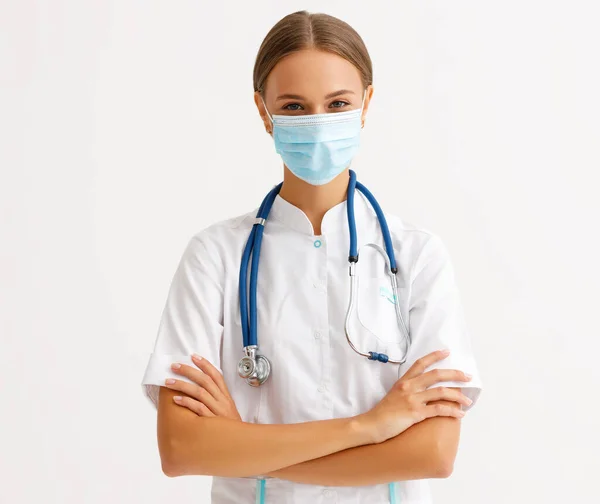 戦うと予防の概念コロナウイルス感染症Covid 19幸せな医師は 保護医療マスクに置きます — ストック写真