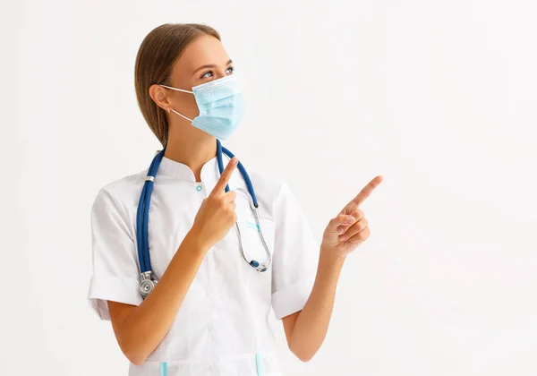 戦うと予防の概念コロナウイルス感染症は19をCovid保護医療マスクの深刻な女性医師は シドに指を指す — ストック写真