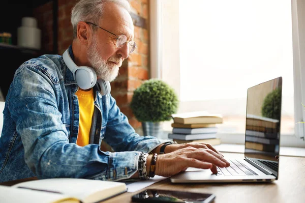 Oudere Mannelijke Freelancer Trendy Kleding Typen Laptop Toetsenbord Terwijl Zitten — Stockfoto