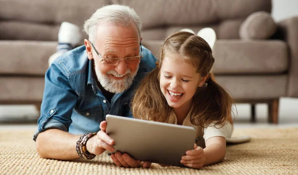 Gelukkig Familie Senior Grootvader Meisje Liggend Vloer Kijken Cartoon Tablet — Stockfoto