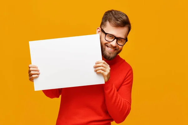 Homem Barbudo Positivo Óculos Sorrindo Para Câmera Mostrando Cartaz Vazio — Fotografia de Stock