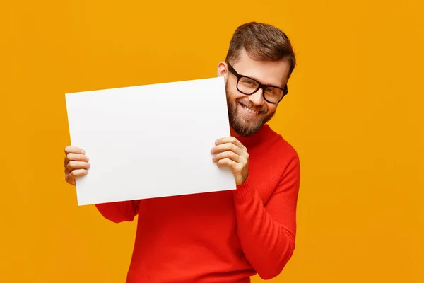 Positief Bebaarde Man Bril Lachend Voor Camera Met Lege Poster — Stockfoto