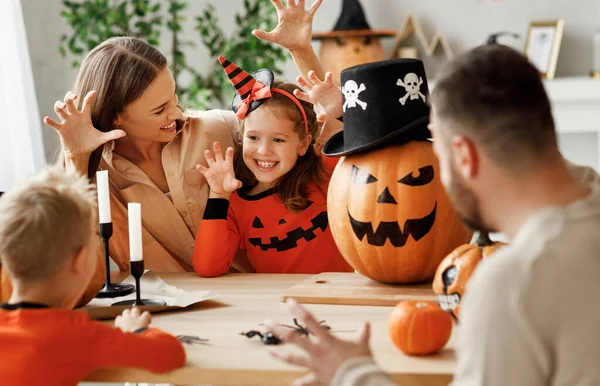 Mutlu Ebeveynler Çocuklar Balkabaklı Jack Lantern Evde Cadılar Bayramı Kutlamalarında — Stok fotoğraf