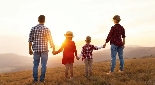 Família Feliz Pai Mãe Filhos Filho Filha Costas Mãos Dadas — Fotografia de Stock