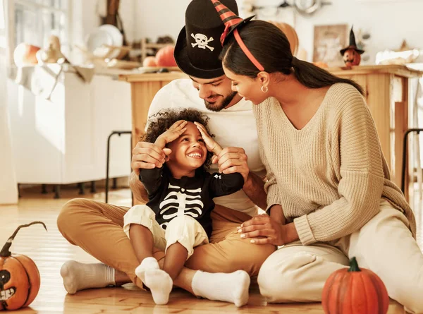 Feliz Familia Multiétnica Madre Padre Hijo Pequeño Divertirse Celebrar Halloween —  Fotos de Stock