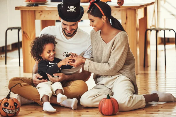 Feliz Familia Multiétnica Madre Padre Hijo Pequeño Divertirse Celebrar Halloween —  Fotos de Stock