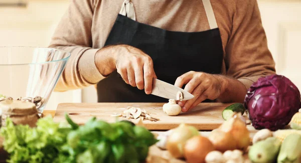 Cultiver Mâle Barbu Méconnaissable Dans Tablier Tranchant Champignons Sur Planche — Photo