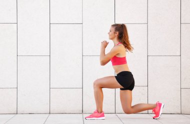 Spor giyim bölümünde spor yaparken spor yaparken spor yaparken spor yaparken spor yaparken spor yaparken bacaklarını esneten genç ve pozitif bir kadın vücudu.