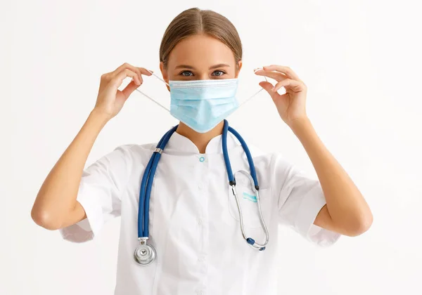 戦うことと予防の概念コロナウイルス感染症Covid 19幸せな女性医師は保護医療マスクに入れ — ストック写真