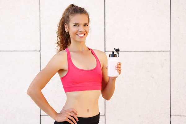 Feliz Joven Forma Femenina Sujetador Deportivo Sosteniendo Botella Agua Plástico — Foto de Stock