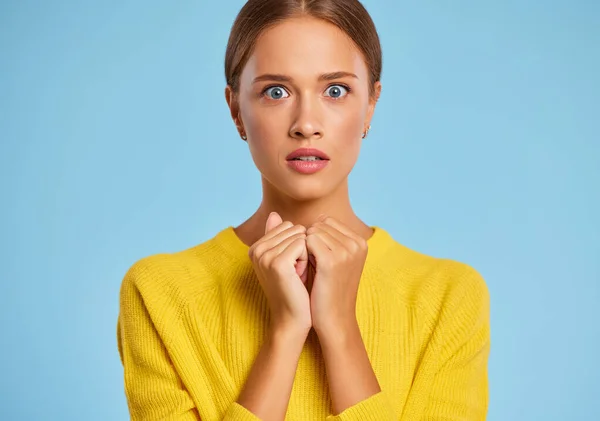 Grappig Emotioneel Meisje Een Gele Trui Met Een Verbaasd Bang — Stockfoto