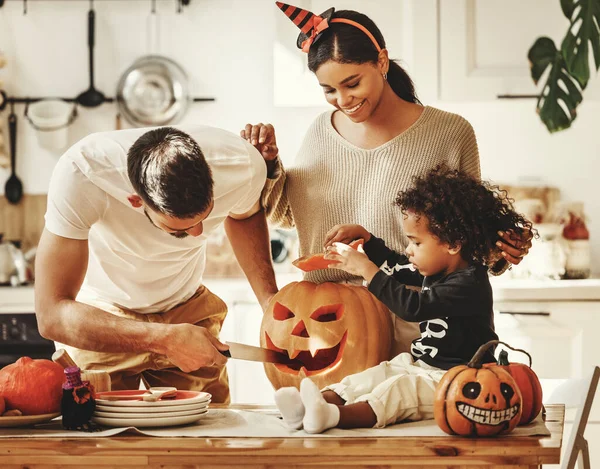 Alegres Padres Familia Multiétnicos Con Hijo Sonriendo Mientras Crea Jack — Foto de Stock