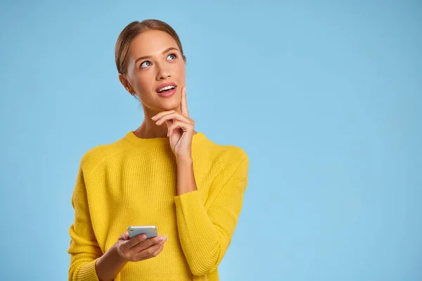 Grappige Vrolijke Vrouw Een Gele Trui Met Smartphone Gekleurde Gele — Stockfoto