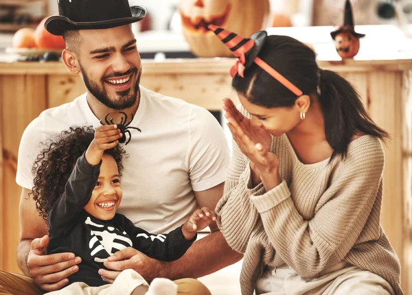 Mutlu Çok Irklı Aile Anne Baba Küçük Oğul Cadılar Bayramı — Stok fotoğraf