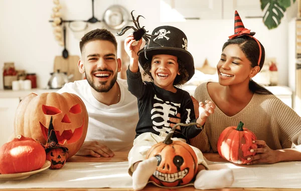 Alegres Padres Familia Multiétnicos Con Hijo Sonriendo Mientras Crea Jack — Foto de Stock