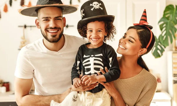 Feliz Família Multiétnica Mãe Pai Filho Pequeno Divertir Celebrar Halloween — Fotografia de Stock