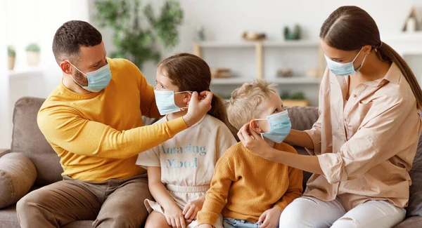 Concetto Prevenzione Dell Infezione Coronavirica Famiglia Felice Genitori Premurosi Mettono — Foto Stock