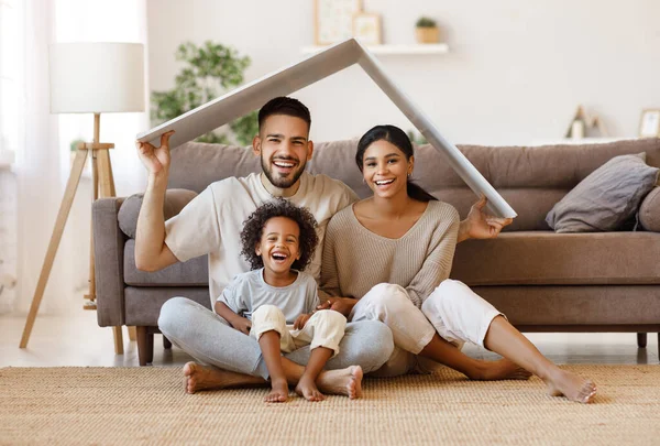 Padres Alegres Con Niño Sonriendo Manteniendo Maqueta Del Techo Sobre —  Fotos de Stock