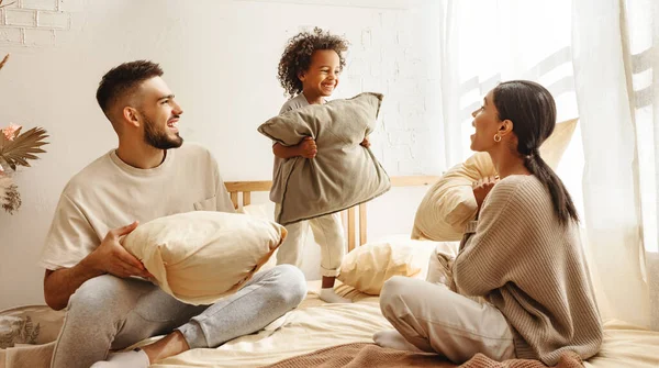 Felice Famiglia Multietnica Madre Padre Figlio Ridere Giocare Combatte Cuscini — Foto Stock