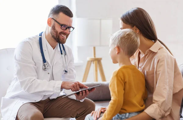 Médico Família Pediatra Realiza Exame Menino Que Veio Com Sua — Fotografia de Stock