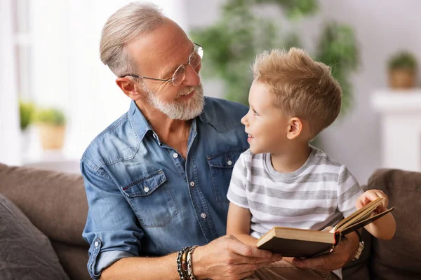 Lycklig Familj Glad Skäggig Senior Farfar Sitter Soffan Och Läser — Stockfoto