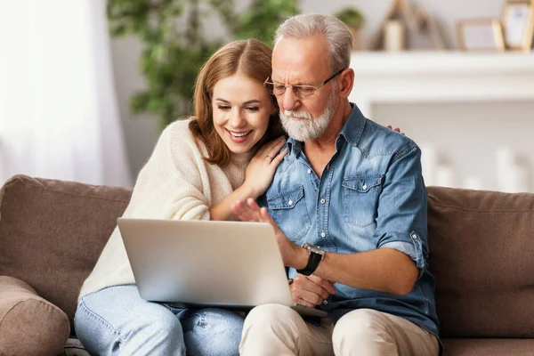 Feliz Familia Anciano Padre Con Hija Adulta Joven Sonriendo Mientras — Foto de Stock