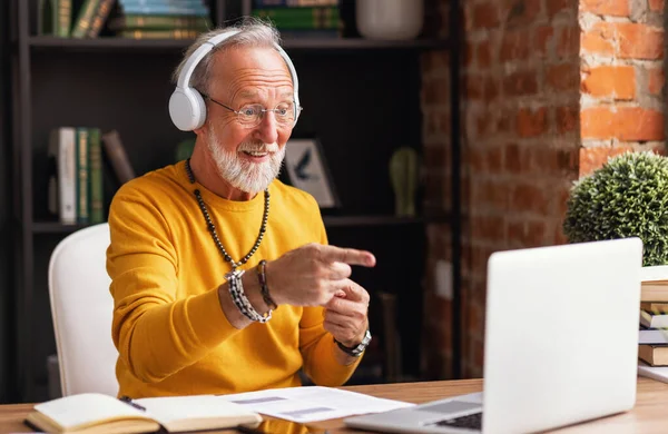 Positieve Senior Mannelijke Freelancer Hoofdtelefoon Gesticuleren Spreken Met Online Collega — Stockfoto