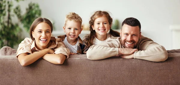 Gelukkig Familie Moeder Vader Kinderen Thuis Bank — Stockfoto