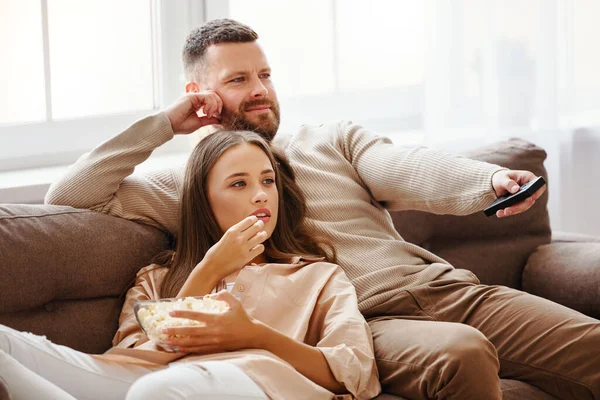 Rodzinna Para Ogląda Telewizję Domu Sof — Zdjęcie stockowe