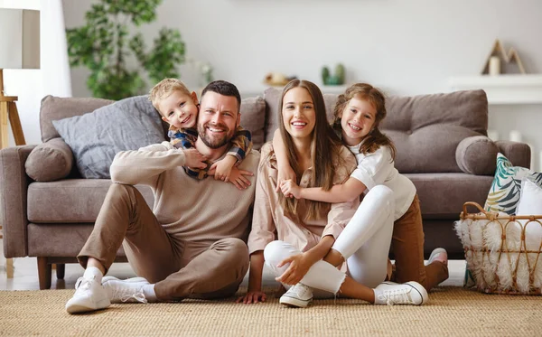 Felice Famiglia Madre Padre Figli Casa Sul Divano — Foto Stock