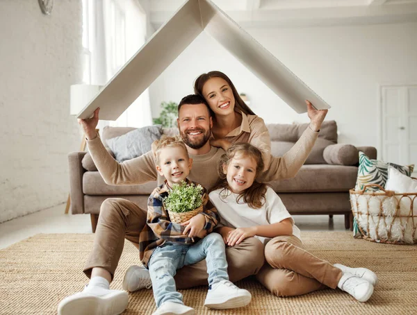 Conceito Habitação Uma Família Jovem Mãe Pai Filhos Sob Falso — Fotografia de Stock