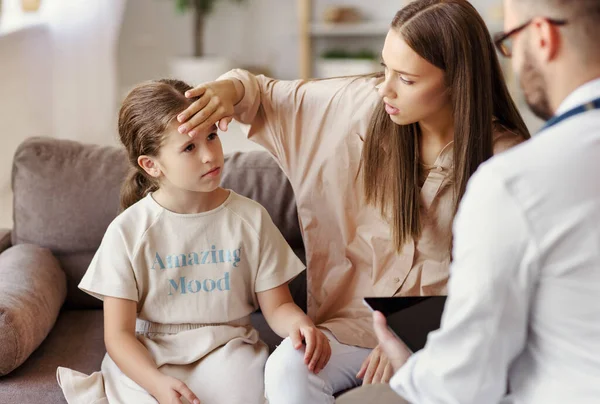 Rodinný Lékař Pediatr Provádí Vyšetření Nemocného Dítěte Dívka Která Přišla — Stock fotografie