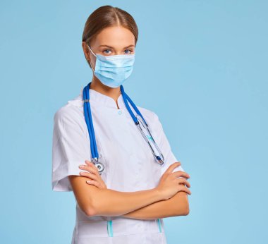 Savaş ve önleme konsepti Coronavirüs enfeksiyonu. Mutlu doktor koruyucu tıbbi maskeyi taktı. 