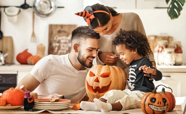 Alegres Padres Familia Multiétnicos Con Hijo Sonriendo Mientras Crea Jack — Foto de Stock