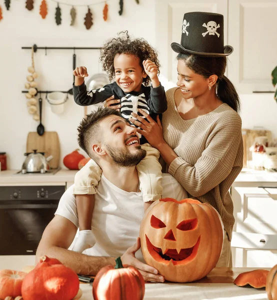 Šťastný Multietnické Rodiny Matka Otec Malý Syn Bavte Oslavte Halloween — Stock fotografie